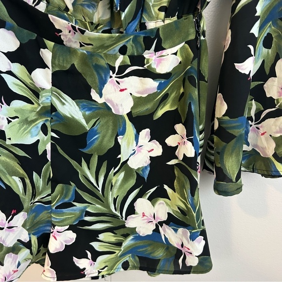 Show Me Your Mumu Floral Bell Sleeve Wrap Front Tropical Romper Size Small - Picture 14 of 14